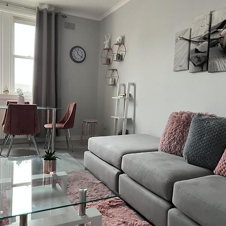 Captivating 2-Bed Apartment In Kirkcaldy Kültér fotó